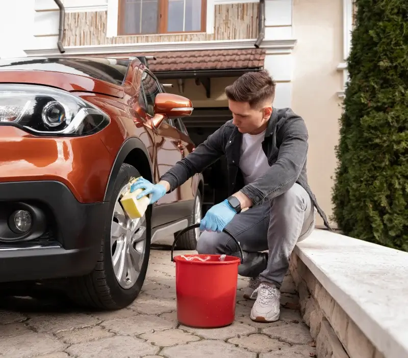 Lavage auto à domicile Laurède : professionnel intervenant sur un véhicule